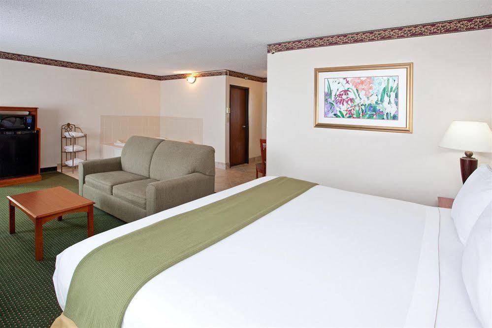 Holiday Inn Express & Suites Johnstown By Ihg Esterno foto