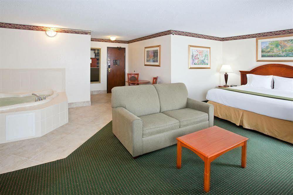 Holiday Inn Express & Suites Johnstown By Ihg Esterno foto