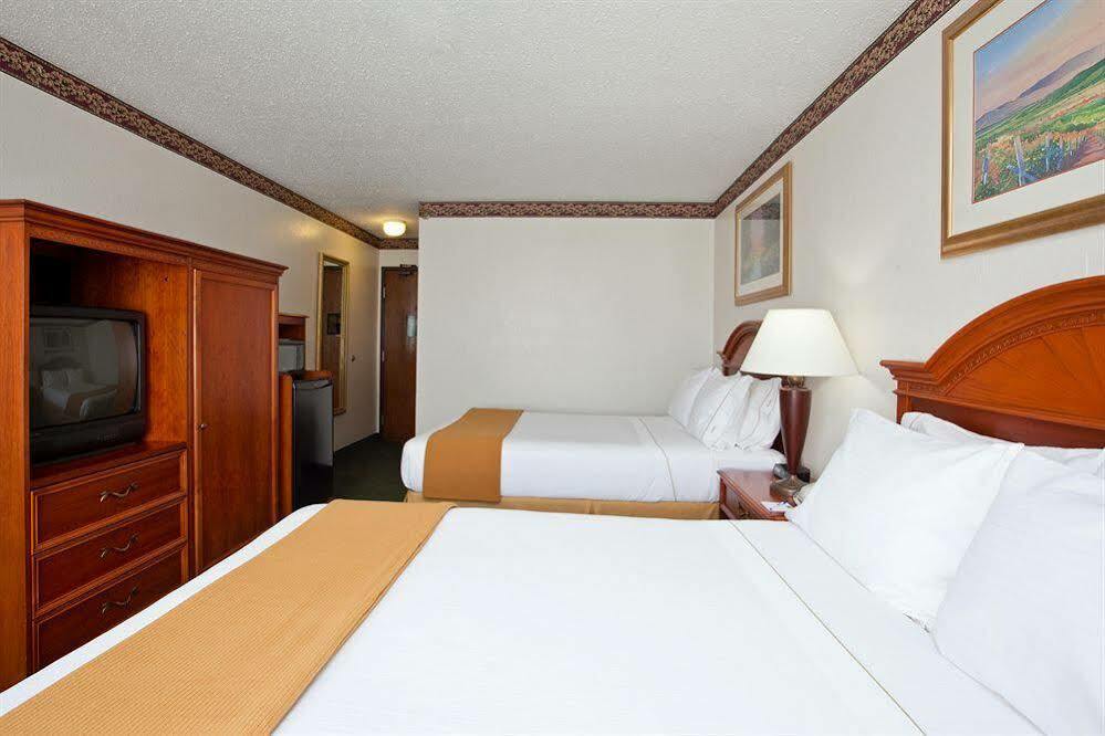 Holiday Inn Express & Suites Johnstown By Ihg Esterno foto