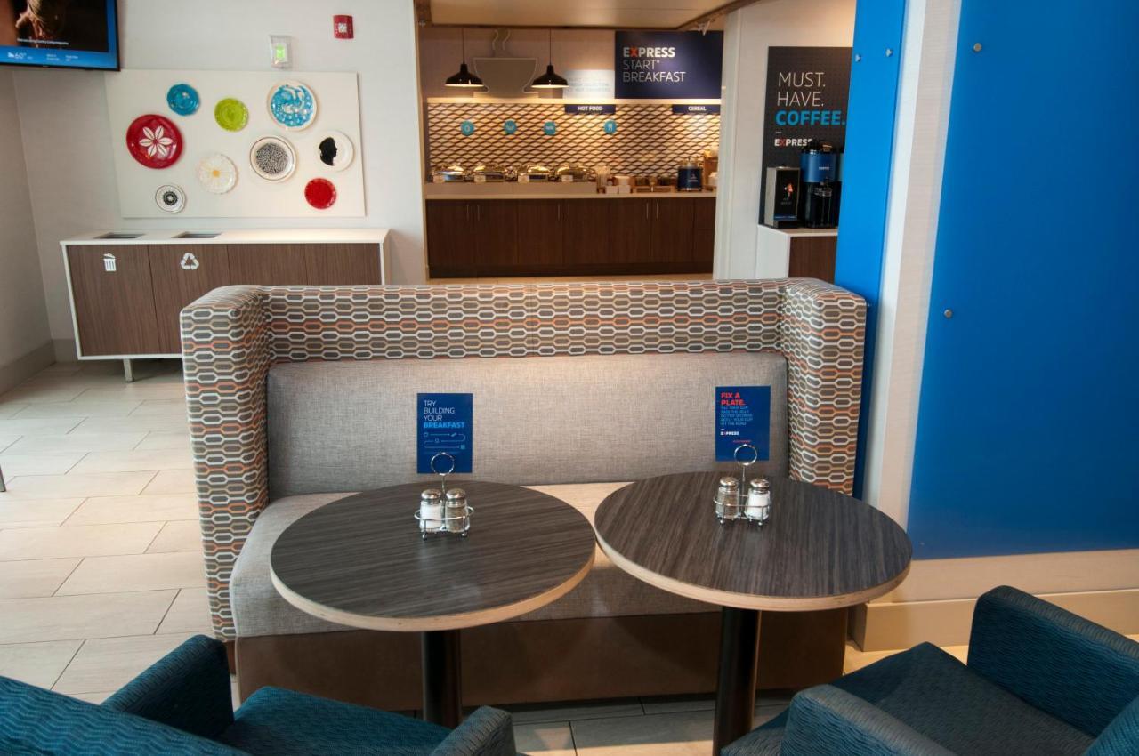 Holiday Inn Express & Suites Johnstown By Ihg Esterno foto